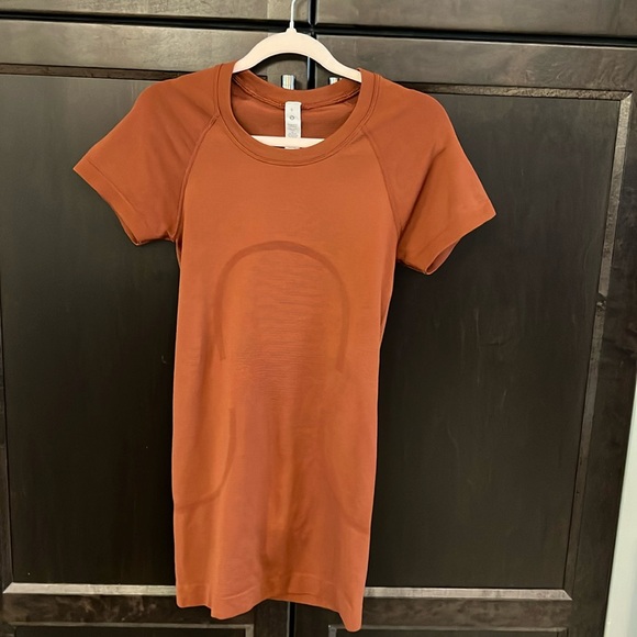 lululemon athletica Tops - Lululemon Swiftly Tech shirt sleeve shirt. Size 0